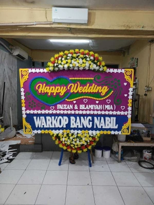 Papan Bunga di Kayu Putih